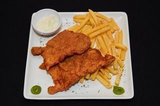 Pohovana piletina domaće pecivo i sos