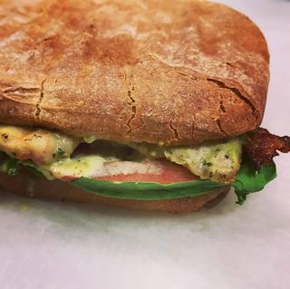 Le Ciabata Poulet - Servi avec Salade Coleslaw + Frites