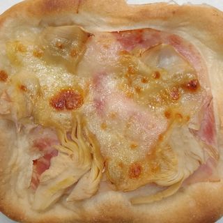 Pizzetta bianca mozzarella con cotto e carciofi