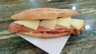 Bocadillo De Jamón Y Queso A La Catalana