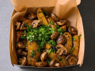 Картопля по домашньому з грибами та беконом