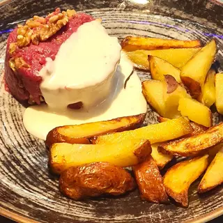 Tartare di fassona con noci e  Pecorino al tartufo