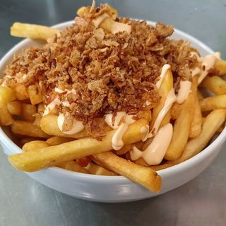 Patatine fritte, salsa cheddar e cipolla crispy