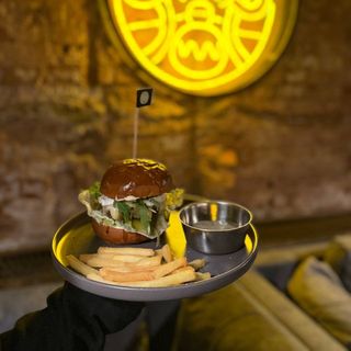 Бургер з телятиною та камамбером(300/100/60)