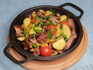 Гаряча сковорідка зі свининкою