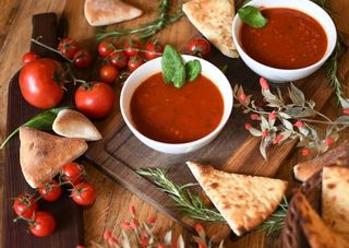 Pikantna paradajz čorba sa slaninom i kukuruzom