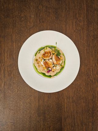 Creveti pe pat de cartofi cu sos caju