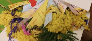 Cono con mimose e fiore decorativo