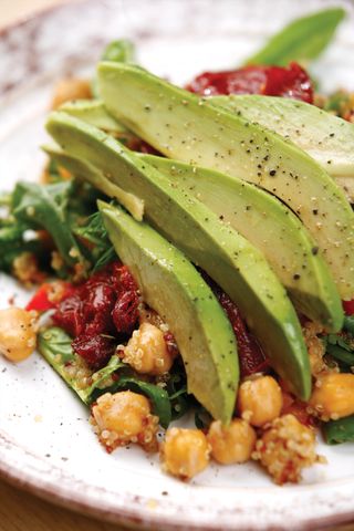 Աղցան քինուայով ավոկադոյով