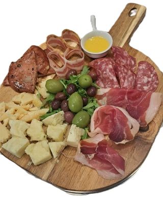 Selezione di salumi con olive e focaccia