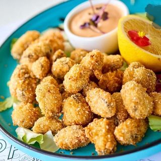 Midii pane cu sos cocktail si paine prajita