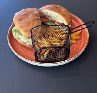 Sendvič sa pohovanom piletinom 400gr