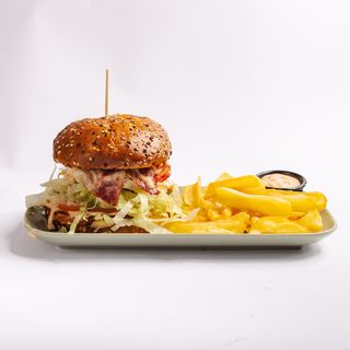 Bacon cheeseburger s prilogom