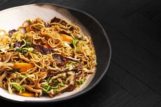 Yakisoba de pollo y verduras