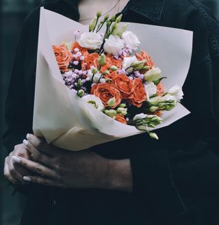 Trandafiri cu astromelia multicolor