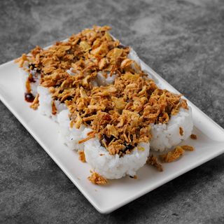 Uramaki Pollo Crujiente, Aguacate, Cebolla Frita