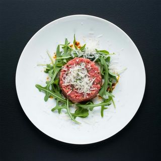 Battuta di Fassona con rucola e scaglie di grana