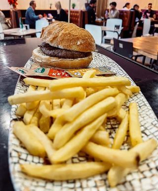 Menú burger viuda+ patatas, 1 bebida y postre