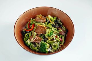 Асжапырақ пен тауық етінен жасалған кеспе/ Лапша из шпината с куриным филе