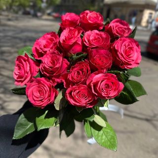 15 малинових троянд