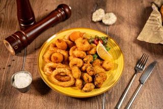 Mix de fructe de mare pane cu sos aioli