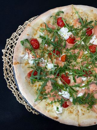Pizza salmón y requesón (blanca)