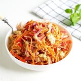 ქათმის სალათა ბულგარულით და სტაფილოთ