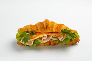 Круассан с ветчиной