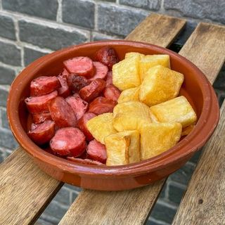 Linguiça com Mandioca