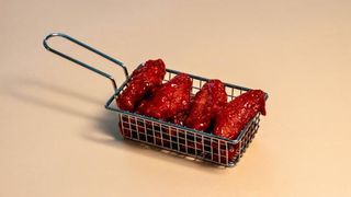 ქათმის ფრთები ცხარე სრირაჩას სოუსით (ცხარე) 8 ცალი