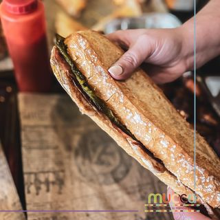 Bocadillo De Lomo Con Queso