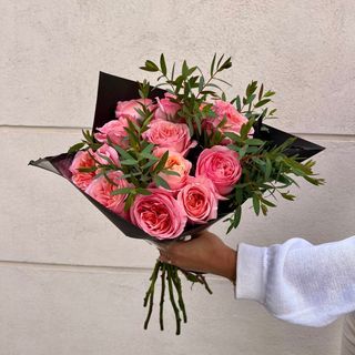 Ramo de 12 rosas peonias con verdes variados 