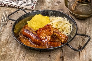 Cumetrie la tigaie cu mămăliguță și varză murată