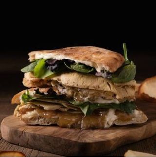 FOCACCIA POLLO BRASEADO