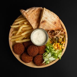 ფალაფელი თეფშზე/Falafel on a plate
