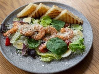 Салат з креветкою та хрустким бріошем (250g)