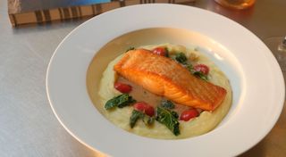 ორაგულის ფილე მიდიების სოუსით