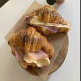 Croissant De Jamón Y Queso