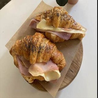 Croissant De Jamón Y Queso