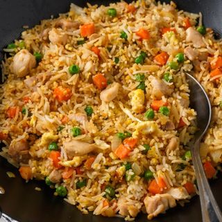 Arroz frito chines com frango e legumes