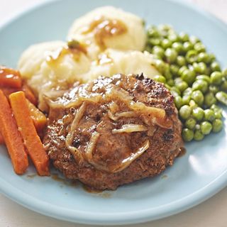 Rumsztyk wieprzowy z cebulką przysmażaną,ziemniaki surówka