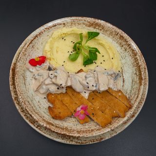 Turkey snitzel - snitel de curcan cu piure si sos cremos de ciuperci