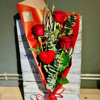 Ramo de 3 Rosas con corazón