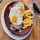 Milanesa De Pollo Con Huevo Frito