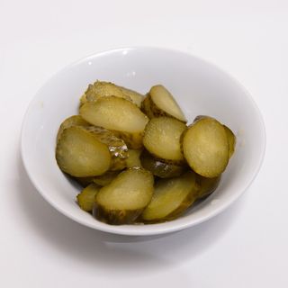 Salată castraveciori acri