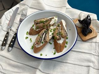 Бутерброд зі шпротами