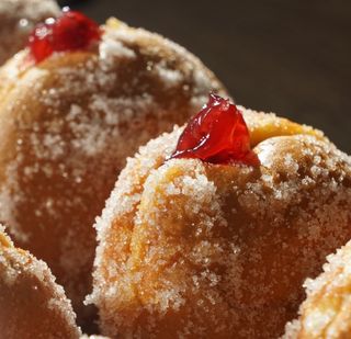 Пончик з вишнею