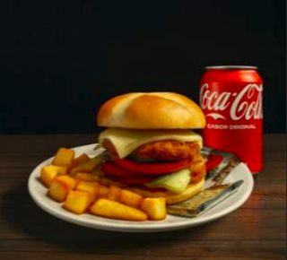 Combo hamburguesa de pollo con patatas y refresco