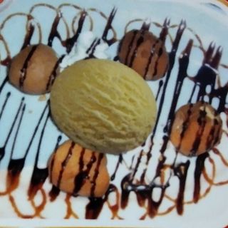Profiteroles c/ 1 bolo de Gelado 