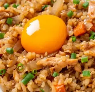 Arros Frito Con Salmón Y Huevo